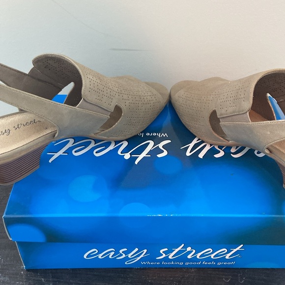 Women Sandals - Picture 7 of 8